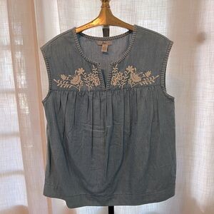 BASS women’s medium chambray top with floral embroidery details